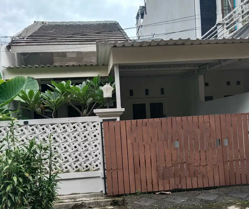 Dijual Rumah Hadap Taman Nyaman Asri di Sebelah Kota Wisata Cibubur