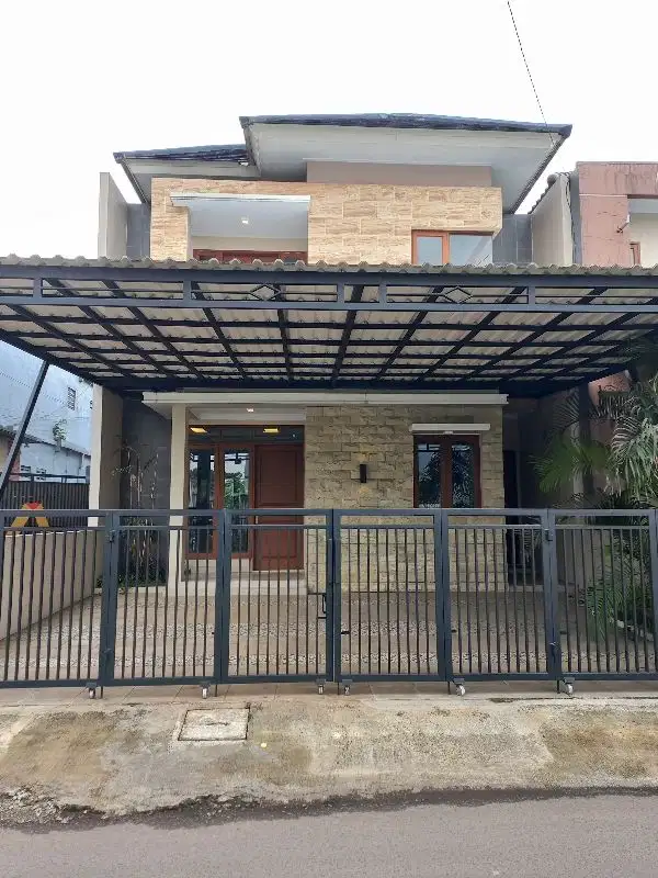Rumah mewah carport 3 mobil selangkah ke jalan raya utama