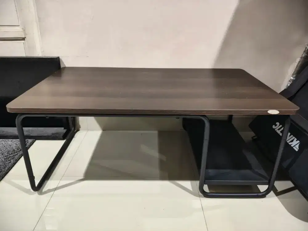 Meja ruang tamu merk informa