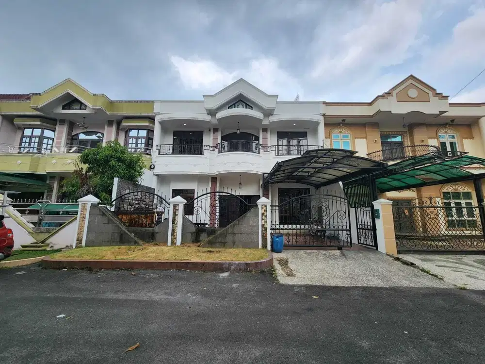 Villa Komplek Padang Golf Mansion ( Polonia )