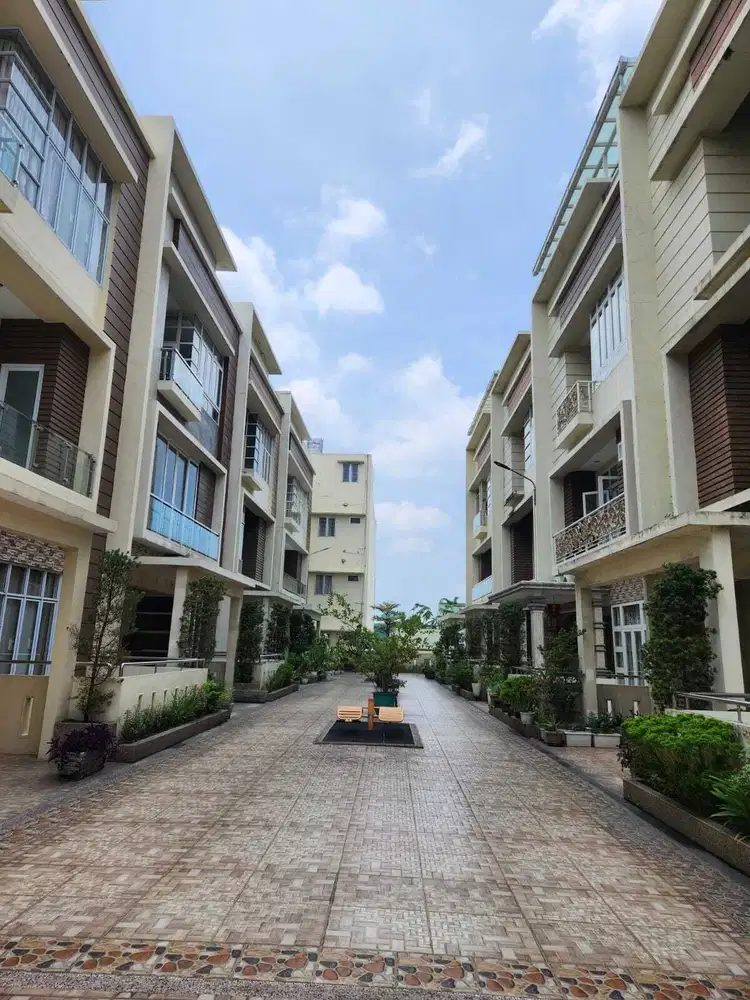 Villa Double Decker Makmur Garden Amir Hamzah