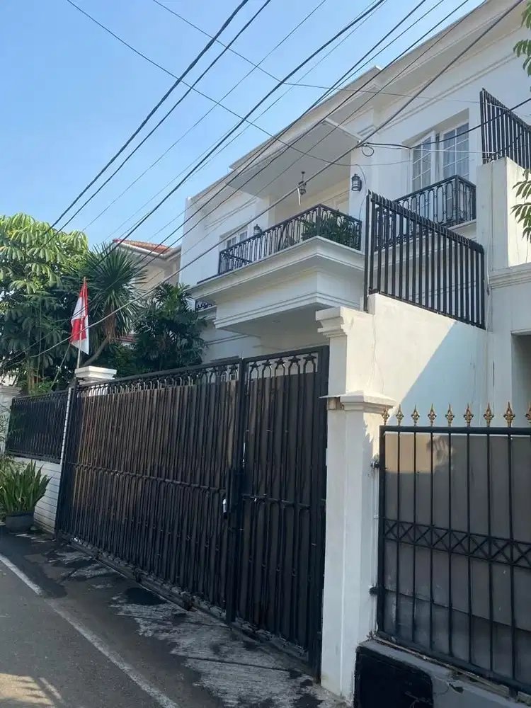 Rumah Cantik Asri Siap Huni Akses Jalan 2 Mobil di Kebayoran Baru