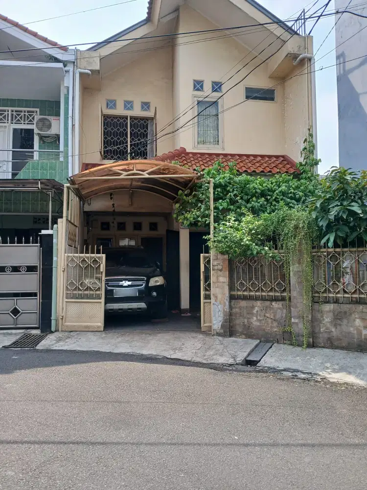 Dijual Cepat Rumah 3 lantai strategis cocok untuk usaha atau kos-kosan