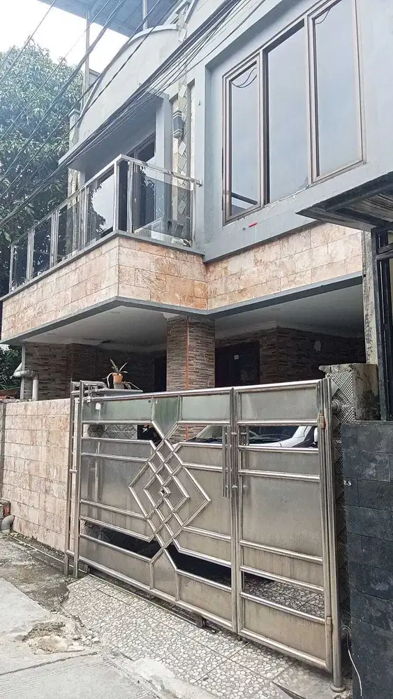 Rumah 2,5 Lantai di Kelapa Gading