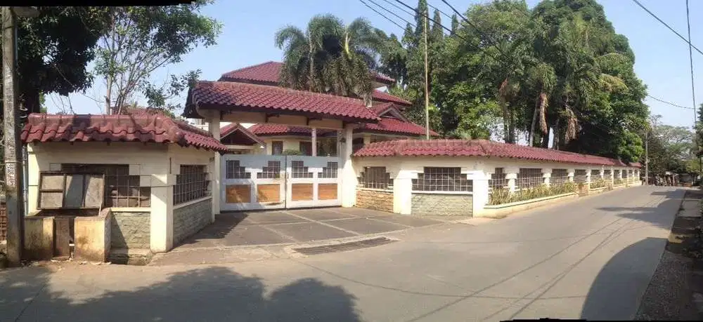 Rumah Cantik Tanah Luas Ada Kolam Renang di Jatibening