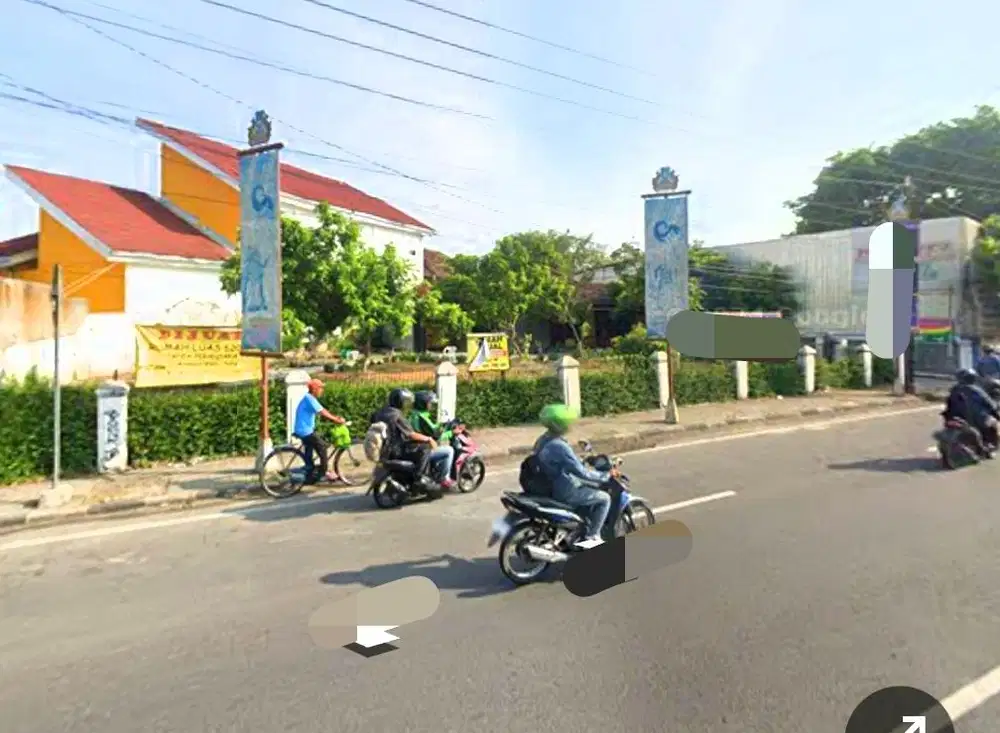 Rumah Strategis Halaman Luas hadap Jl Raya Banjarsari Solo