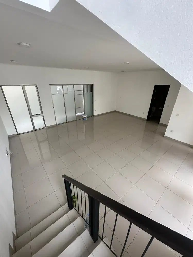 DISEWAKAN RUMAH 4+1 BR DI PANTAI INDAH KAPUK (PIK)