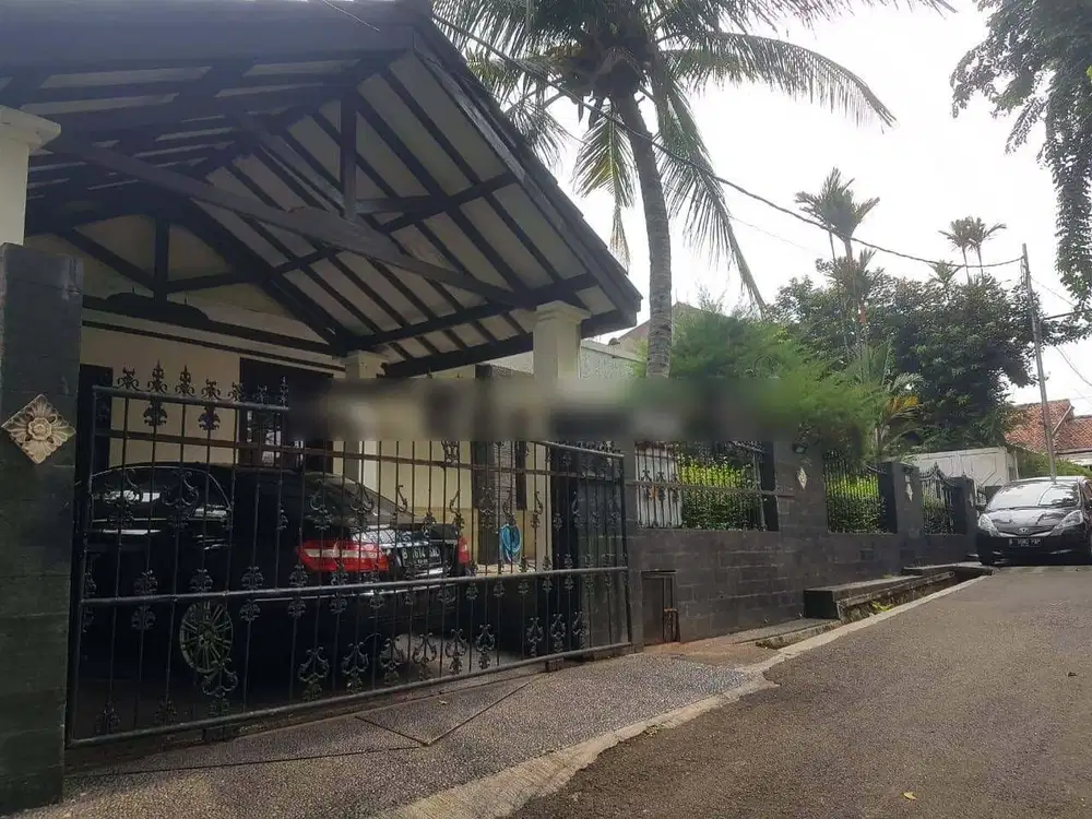 Rumah Murah di Tebet Tanah Luas ada Taman dan Gazebo di belakang