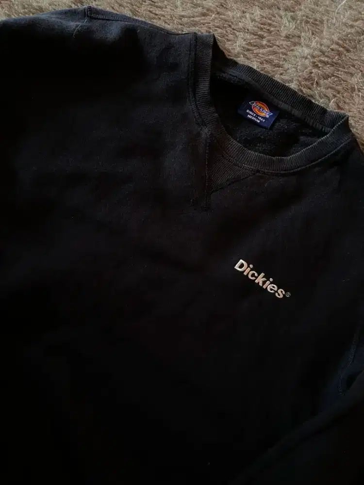 Crewneck Brand Dickies Logo Kecil nego