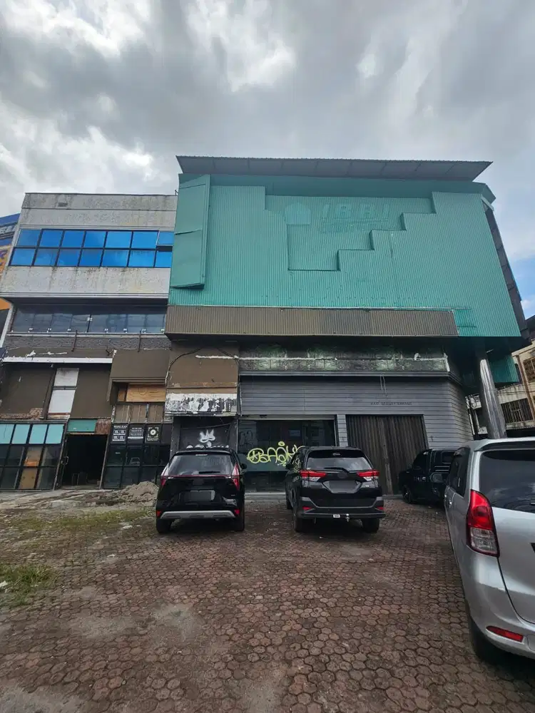 Gedung di Jalan Gatot Subroto ( Dekat Bundaran Majestik )