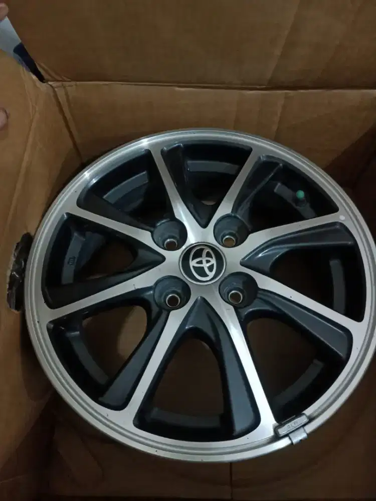 Velg ori/oem R14 calya 2017