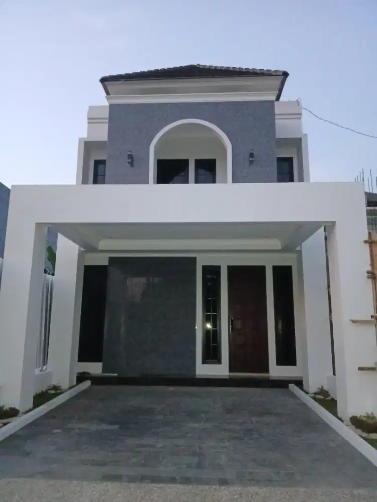 Rumah baru 2 lantai selangkah jl. Woltermonginsidi