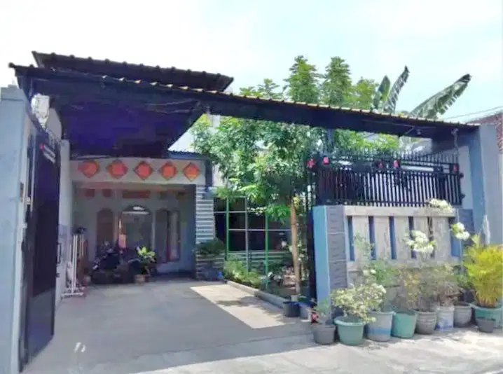 Rumah strategis 2 muka dekat jalan raya di mojosongo jebres