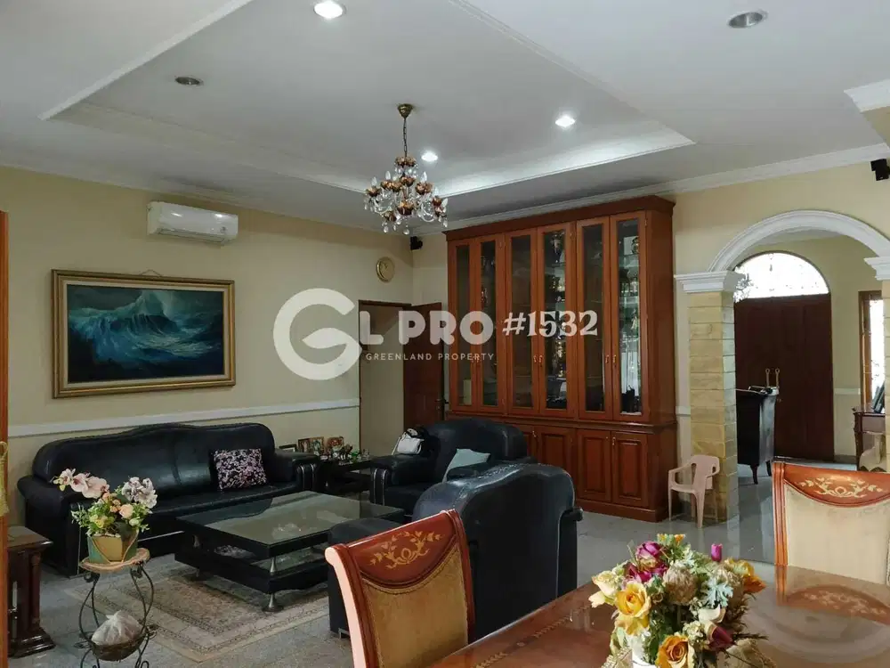 Dijual Rumah Mewah 3 Lantai ada Swimming Pool Full Furnished Terawat