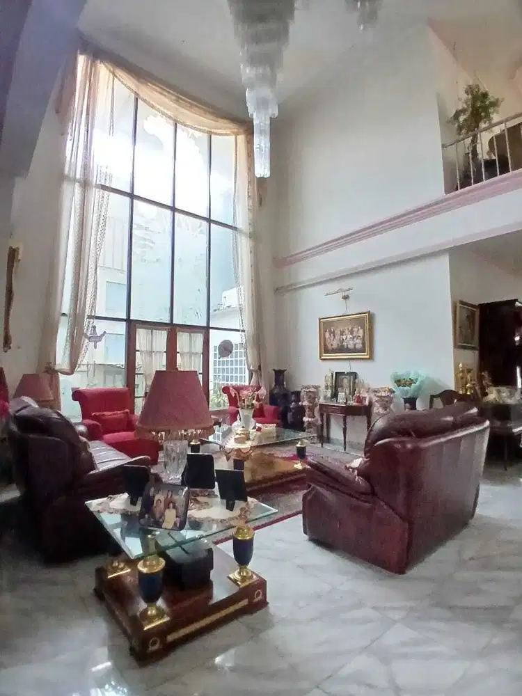 Rumah mewah akses jalan 2 mobil lowong di Pondok Indah