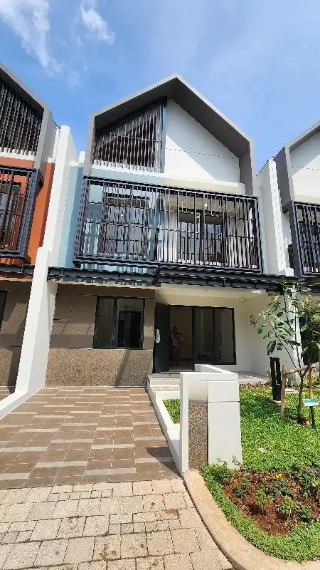 Dijual Rumah Leonora 2.5 Lantai ada attuc room Gading Serpong