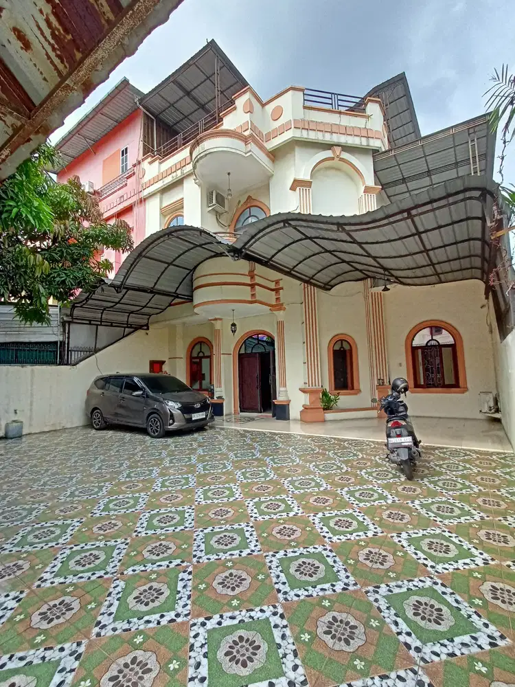 Rumah Model Luas di Jalan Kangkung