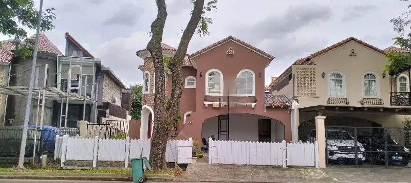 Jual rumah rapi siap huni di Jln utama Lippo Karawaci Utara
