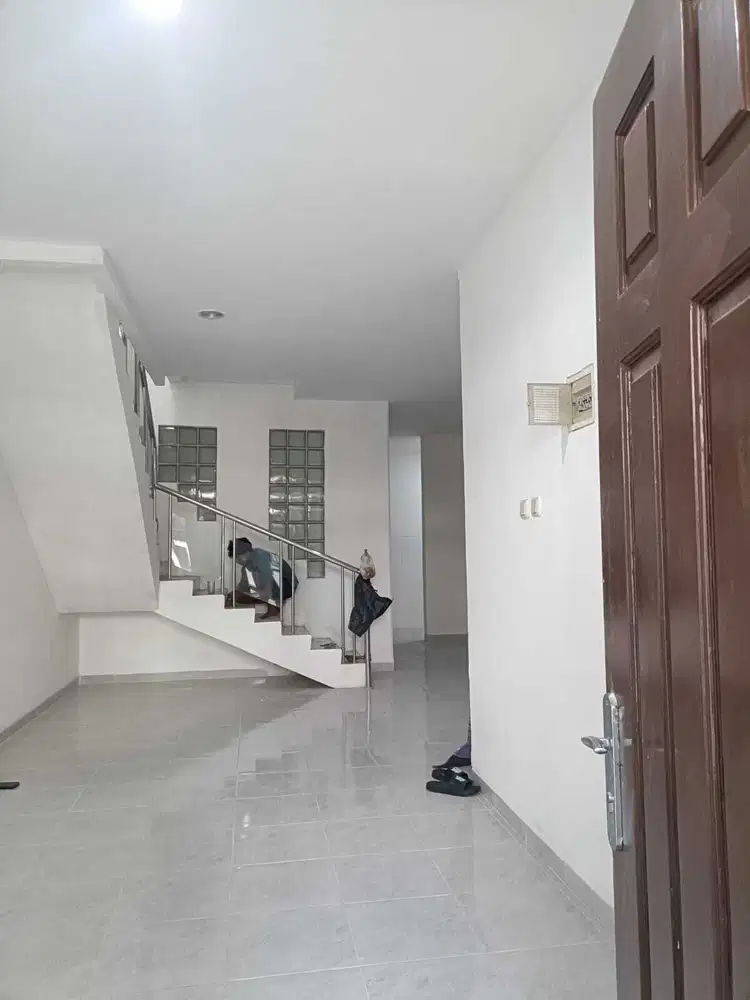 Jual cepat rumah di taman palem lestari bebas banjir dan siap huni