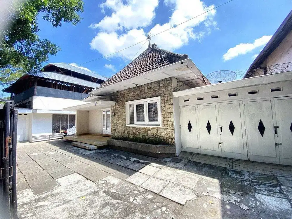 Rumah KLASIK Halaman Luas di Kawasan Bisnis Kota Solo