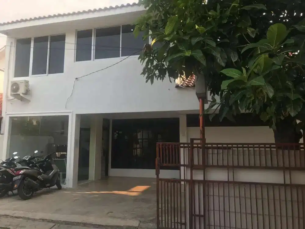 Dijual rumah di Petogogan Kebayoran Baru .