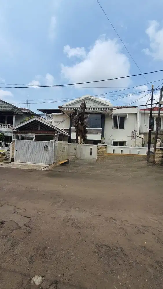 DIJUAL RUMAH KELAPA GADING 240m2 HADAP UTARA,NYAMAN,2 LANTAI,KODE YE