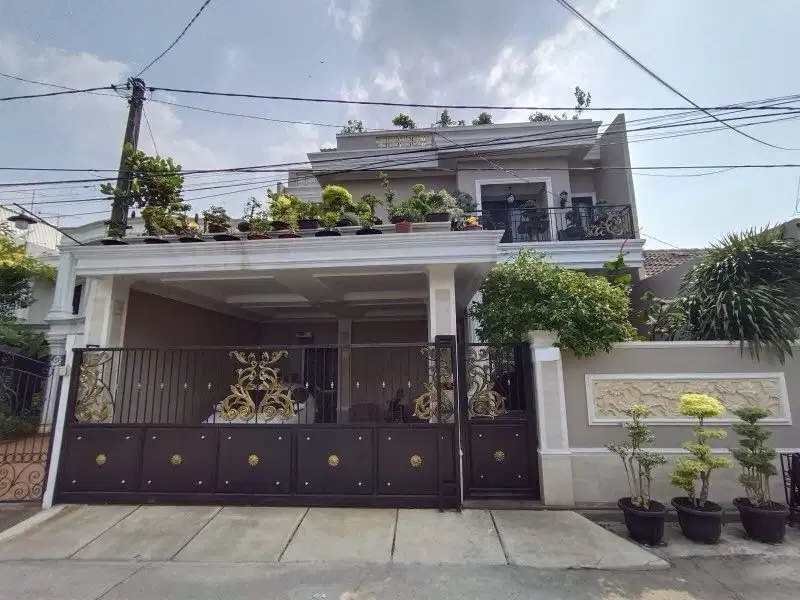 Dijual rumah ada kolam renang full renov siap huni di Pekayon Bekasi