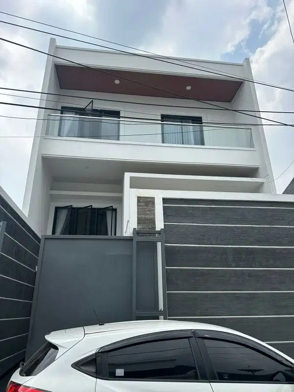 Rumah bagus, 3.5 lantai, rooftop Bojong Indah