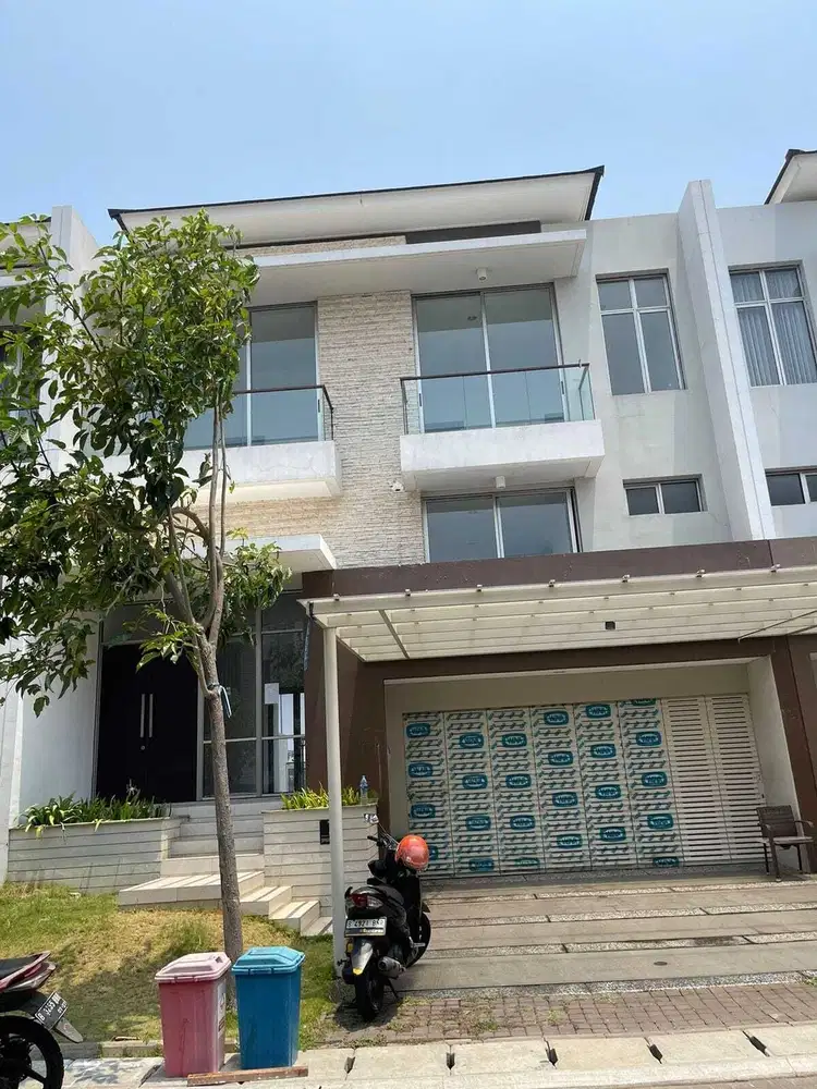 Disewakan rumah pik2 DANAU mewah 250m2