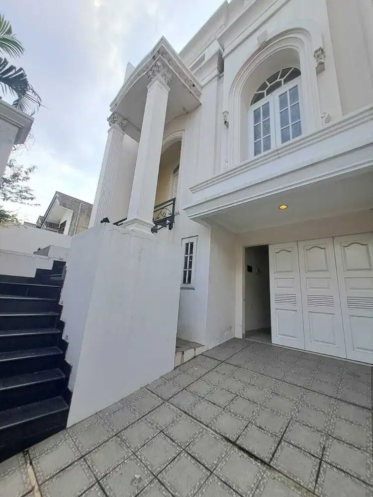 Dijual Rumah Mewah Modern American, Nyaman Asri di Pondok Indah