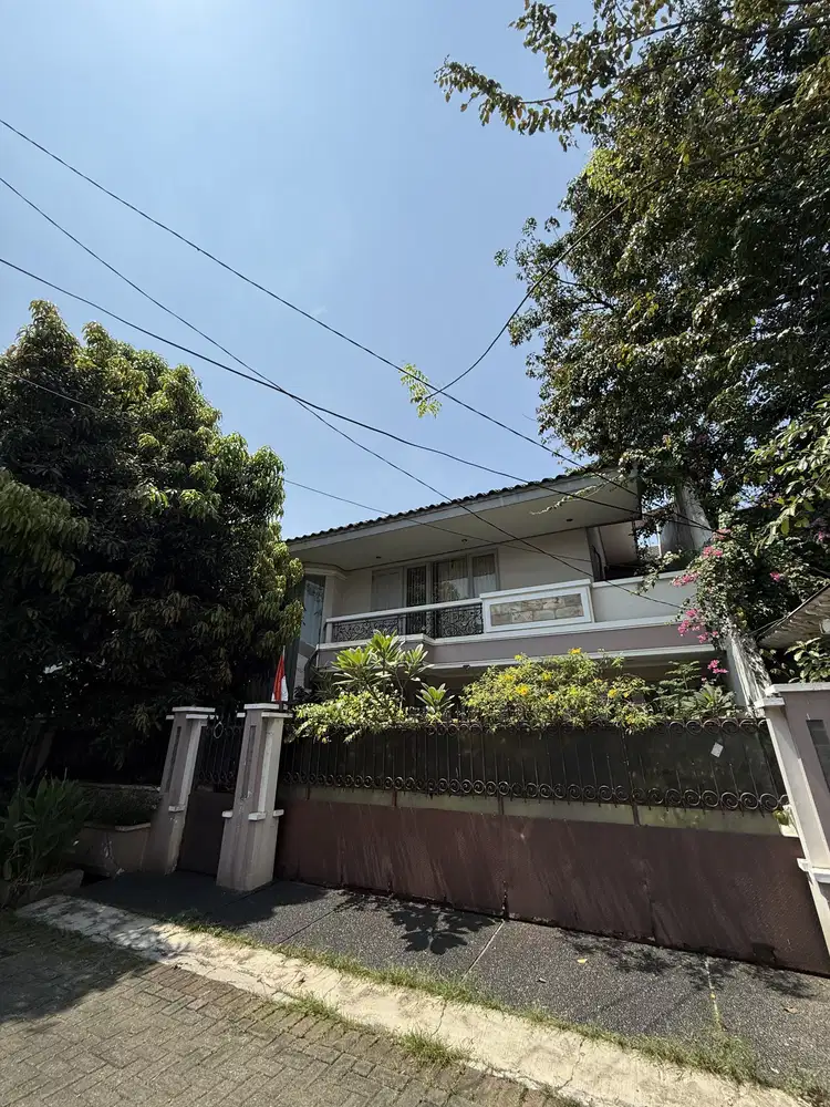 DIJUAL RUMAH HOEK 500meter JAKARTA BARAT BEBAS BANJIR LOKASI STRATEGIS