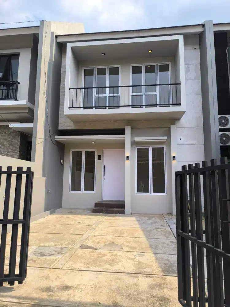 RUMAH 2 LANTAI SIAP HUNI DI BUKIT GOLF 5 MENIT KE TOL CIMANGGIS