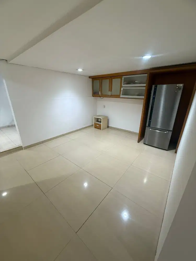 Sewa Rumah 4 Kamar Semi Furnish Manyar Pik1