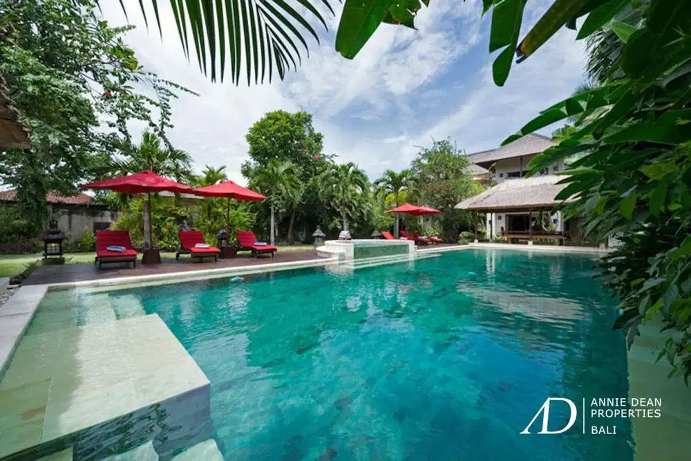 LEASEHOLD FIVE-BEDROOM VILLA SET WITHIN ESTATE IN SEMINYAK