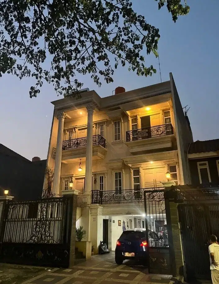 Dijual Rumah Mewah 3,5 Lantai Lokasi Komplek Daan Mogot Jakbar