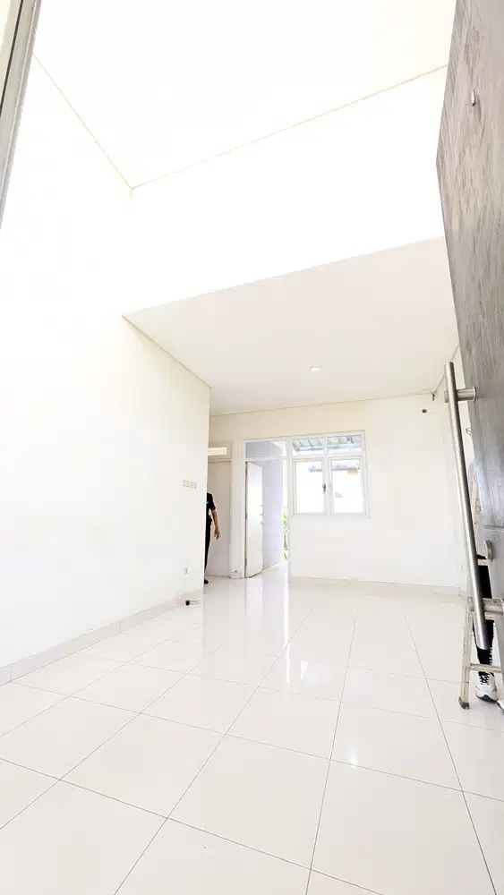 Rumah Citra Gran Cibubur bersih & rapih depan taman