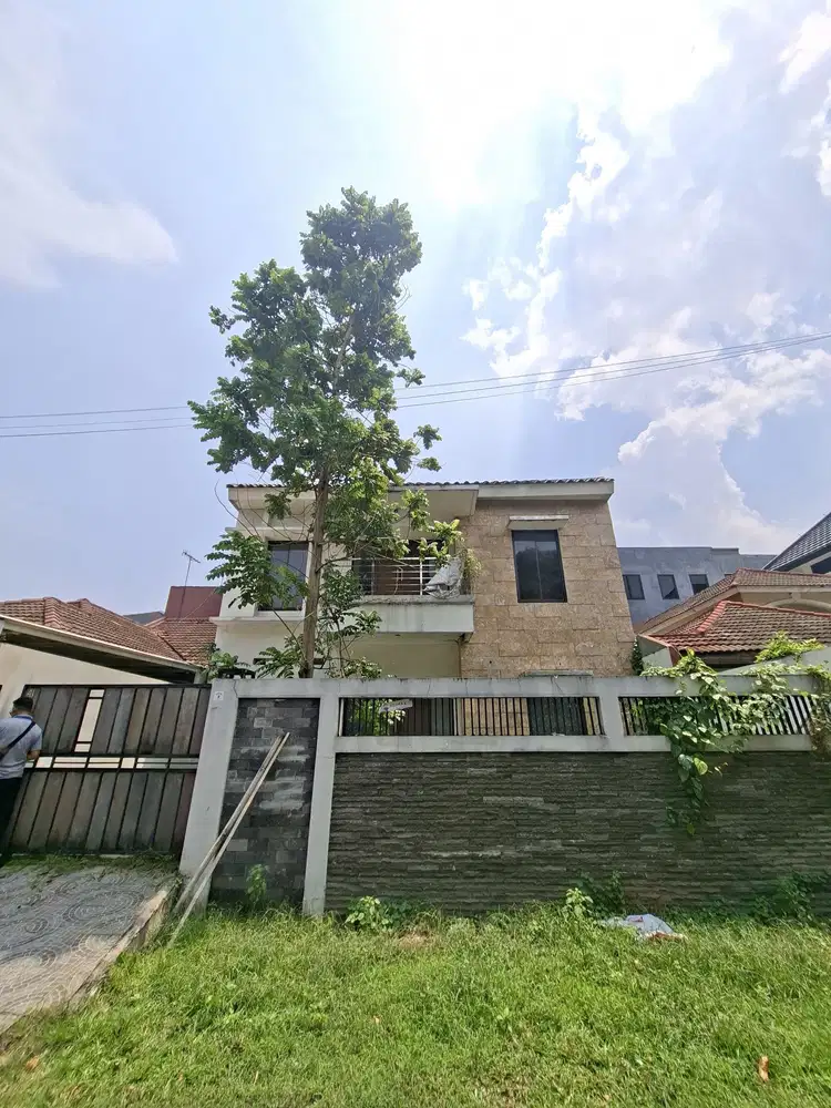 Rumah setrategis  kencana loka 5 menit dari tol