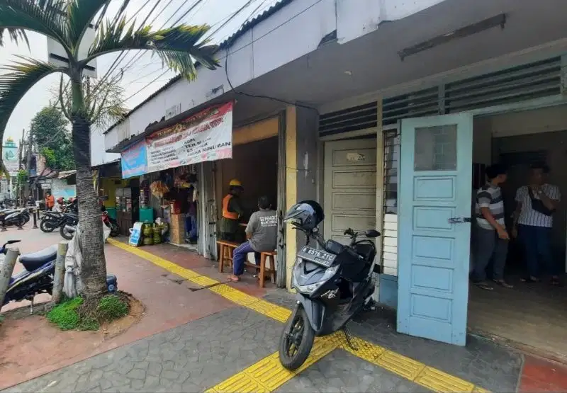 Rumah lama pinggir jln besar wr.Buncit Pejaten ls 154mtr 3,3m