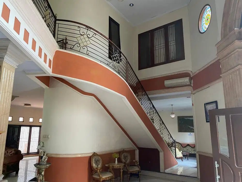Dijual Rumah Mewah 2 Lantai Full Furnished Parkiran Luas Di Citra 2