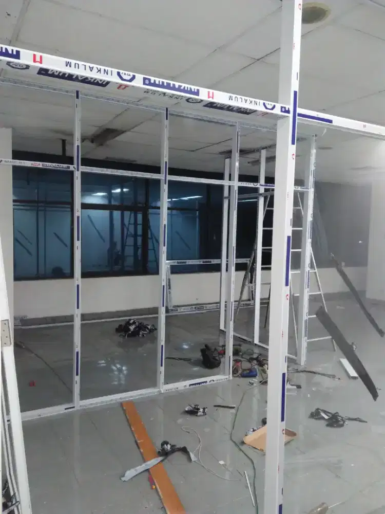 Partisi dan pintu kaca