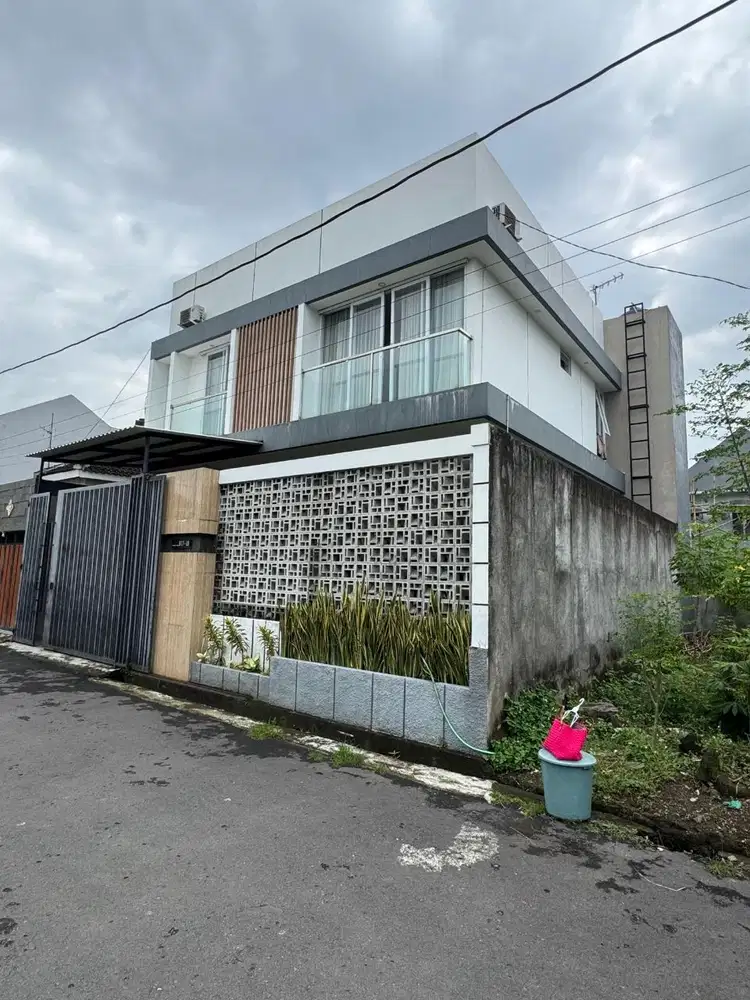 Rumah Mewah 2 Lt Full Furnish Lingkungan Perumahan Nyaman Sukoharjo