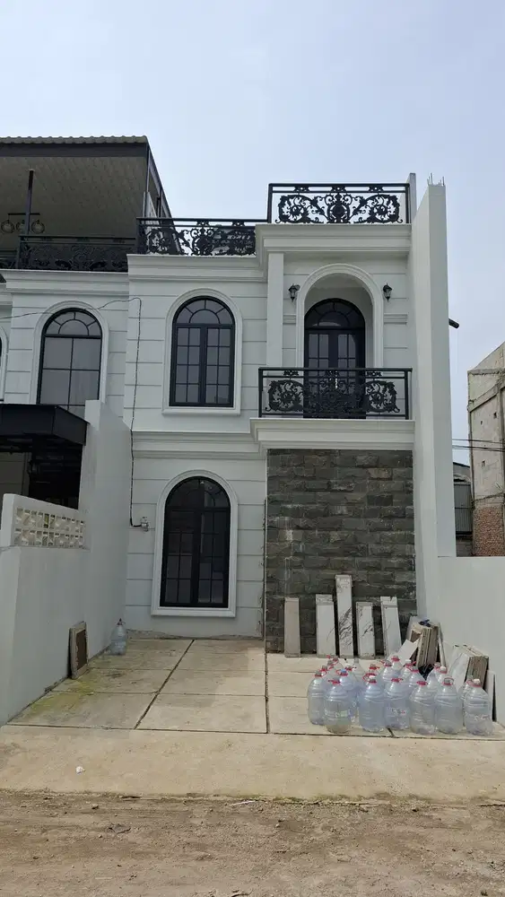 Rumah 2 lantai desain classic Eropa 5 menit ke lrt