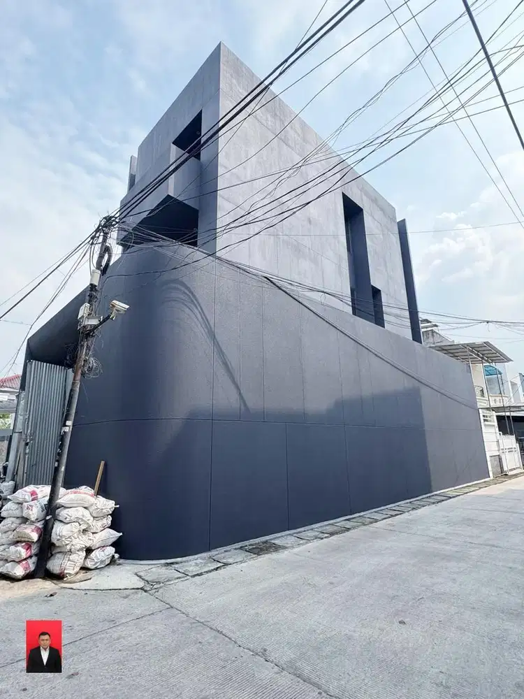 Full furnished Rumah Mewah Posisi Hoek Hadap Timur di Taman Ratu