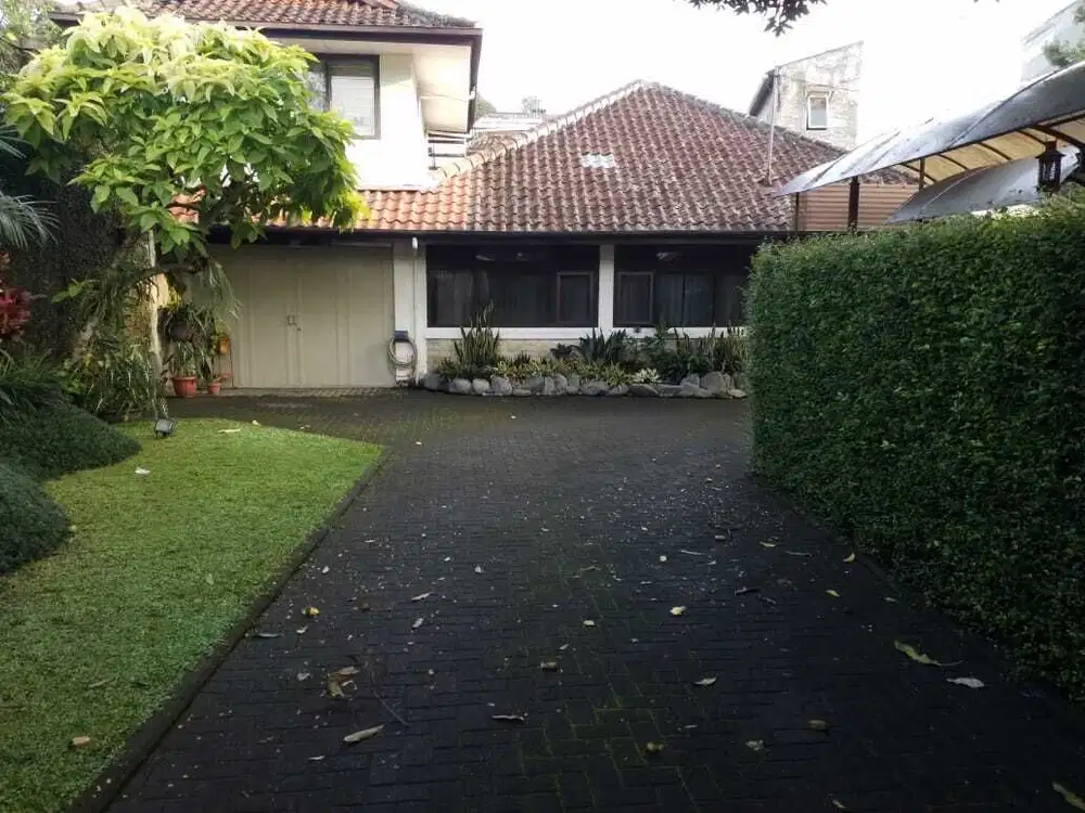 Rumah Nyaman Nuansa Villa di Pasteur Lokasi Strategis Tengah Kota