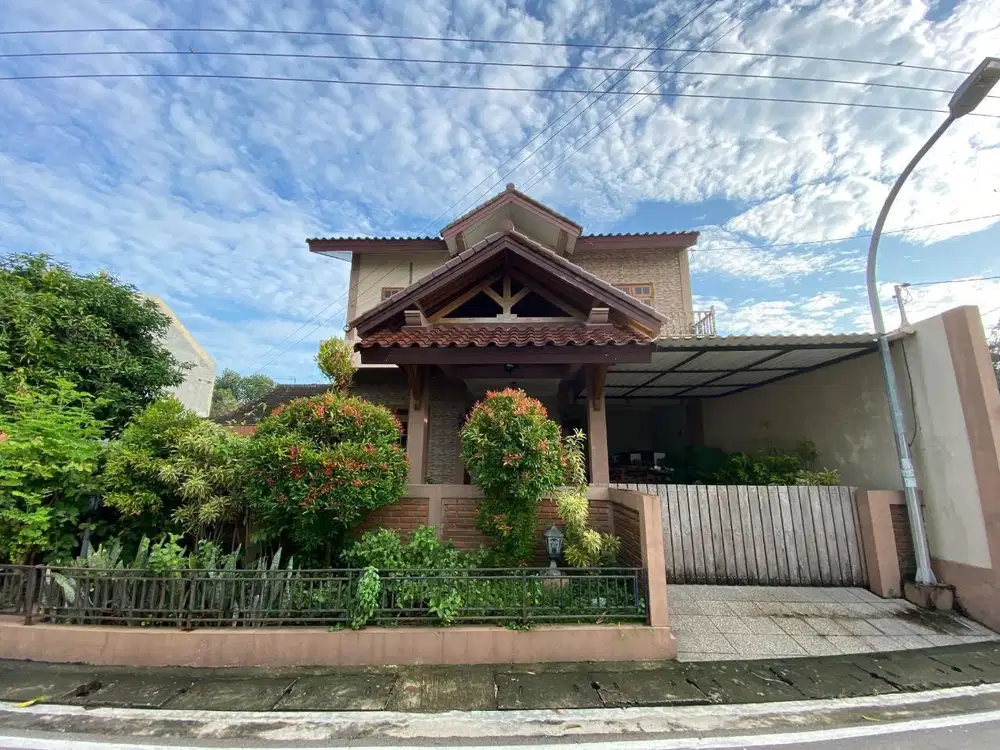 Rumah Mewah Estetik 2Lt Dekat IHS Jl Adi Sucipto Solo