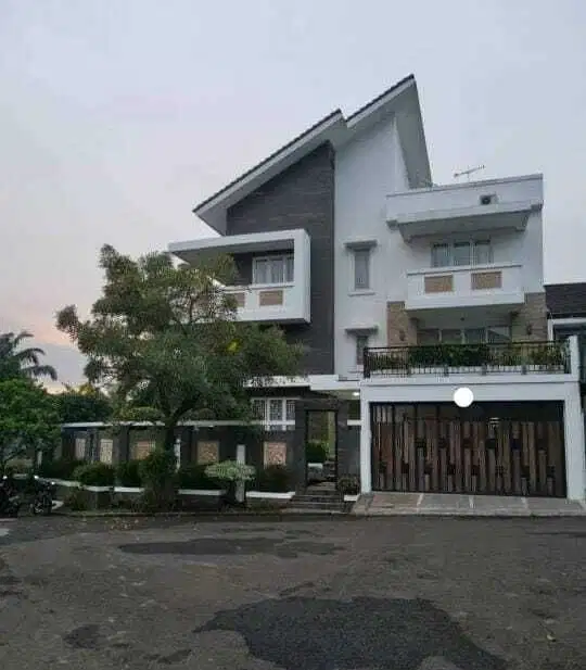 DIJUAL RUMAH SIAP HUNI DENGAN POOL DI CITRAGRAND CIBUBUR