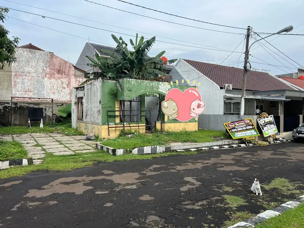 Tanah Ada Bangunan Rusak Depan Taman Di Taman Yasmin Dekat Stasiun
