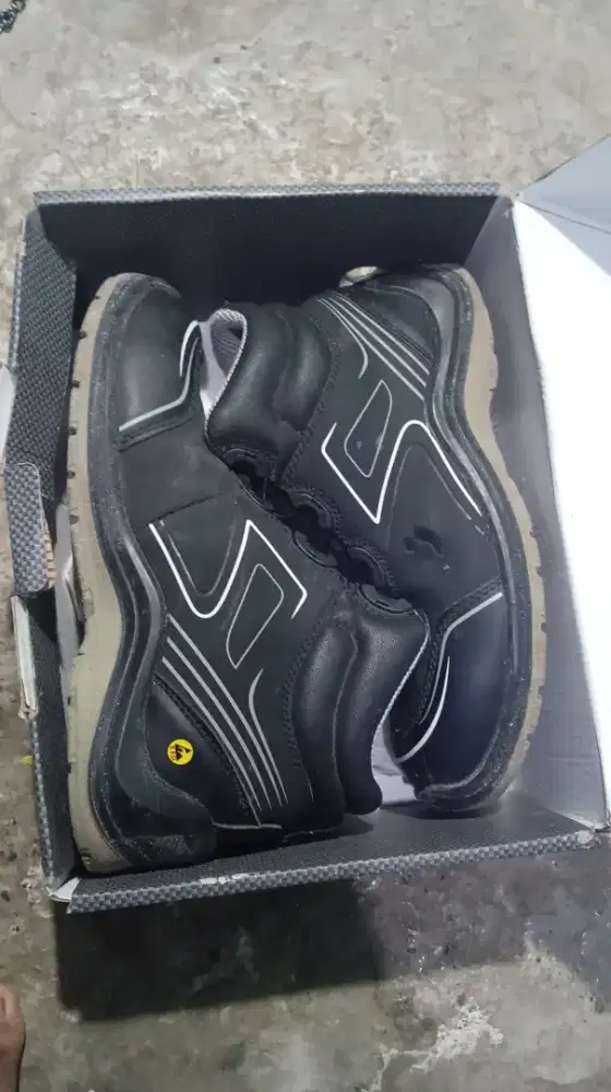 Sepatu Safety Jogger Flow S3 Mid TLS