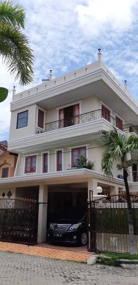 DIJUAL RUMAH MEWAH 4 LANTAI HADAP TIMUR BLOK BAGUS DI TAMAN PALEM