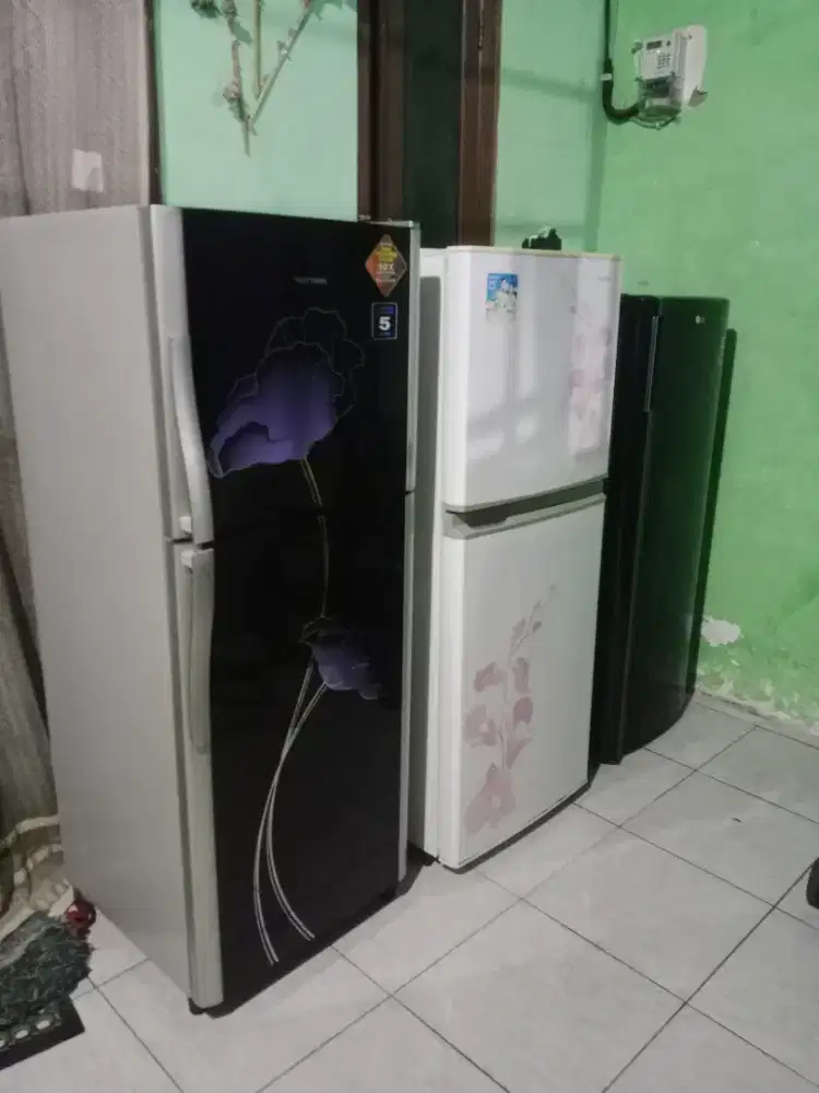 Kulkas 2 pintu merk sharp, polytron dan freezer LG